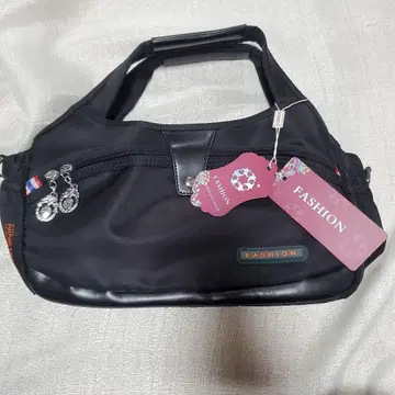 블랙 핸드백 참 포함