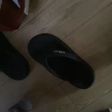 LURACI 블랙 비치 샌들