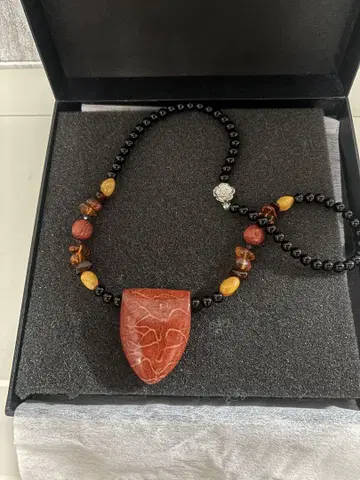 유니크한 빨간색 스톤 목걸이 28cm