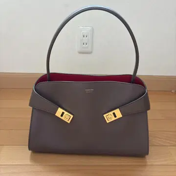 페라가모 Hug 소프트 백(M)