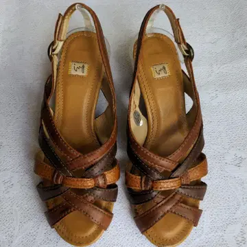 브라운 가죽 스트랩 샌들 힐 5cm 22.5cm ing
