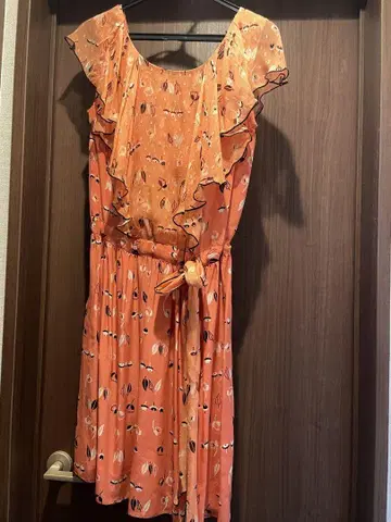 오렌지 컬러 프릴 슬리브리스 실크 원피스