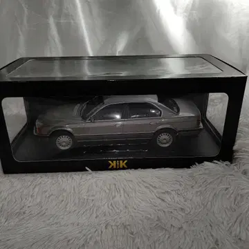 Q3052 KK BMW 1:18 740i E38