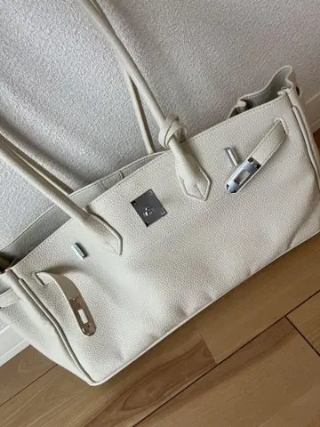 화이트 토트백 심플한 디자인