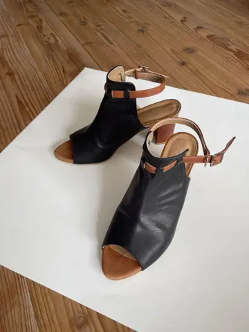 다니엘라 앤 제마 가죽 오픈토 샌들 사이즈 40 (24.5cm)