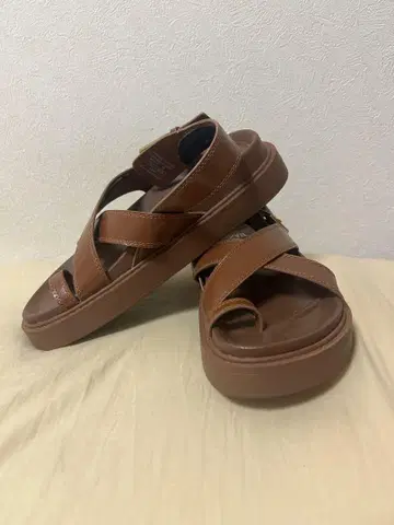 자라 브라운 플랫 샌들