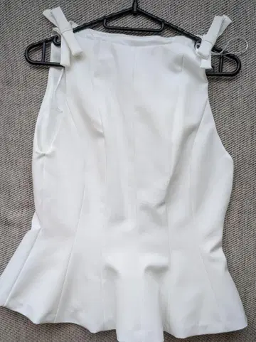 ZARA 화이트 슬리브리스 상의 플레어 리본 사이즈 XS