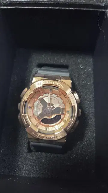G-SHOCK 골드 블랙 손목시계