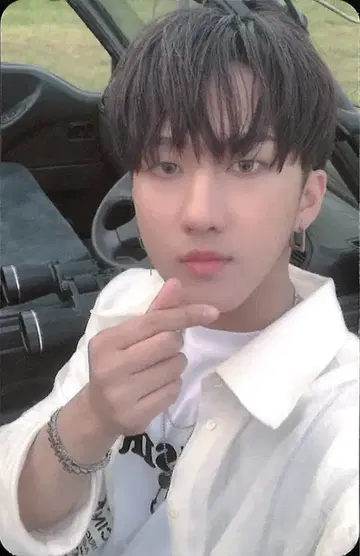 StrayKids Changbin YELLOW WOOD 외부 셀카