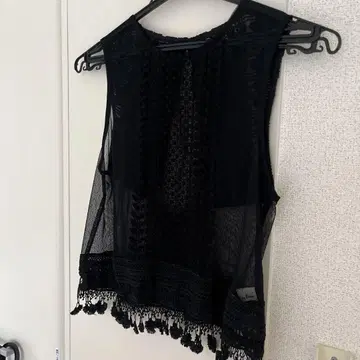 Lily Brown 블랙 슬리브리스 탑