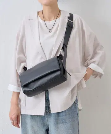 새상품 BEARDSLEY 가죽 바디백 블랙
