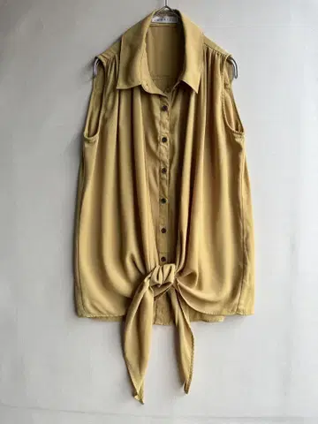 새상품급 마닉스 여성용 슬리브리스 블라우스 앞여밈 머스타드