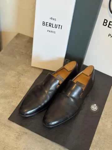 BERLUTI 블랙 로퍼 가죽