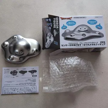 센서가 장착된 도망치는 헤게메탈 피규어