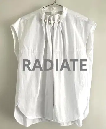RADIATE 화이트 슬리브리스 펄 셔츠