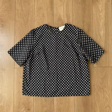 새상품급 UNITED ARROWS 도트 무늬 반팔 블라우스