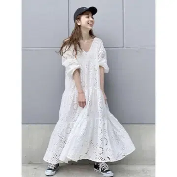 언그리드 코튼 레이스 플레어 원피스