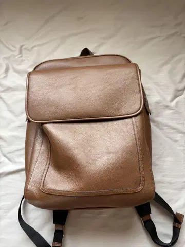 브라운 플랩 백팩