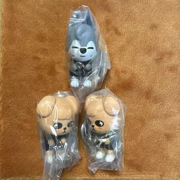 손으로 집어 연결하고 있어요 SKZOO