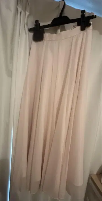 Noela 샤이니 플레어 절개 스커트