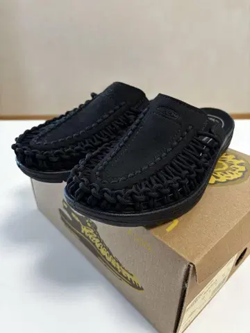 KEEN 블랙 슬립온