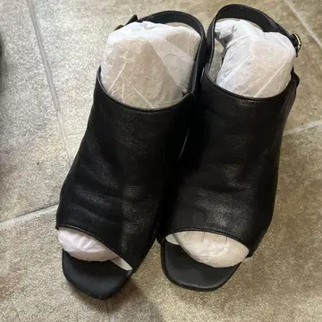 블랙 오픈토 샌들