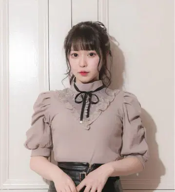 pium 레이스 절개 프론트 버튼 티셔츠 더스티 핑크
