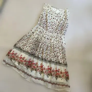 REGINA RISURRE 꽃무늬 슬리브리스 원피스