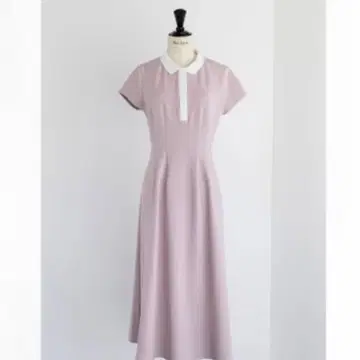 그녀의 입술에 짧은 소매 폴로 드레스