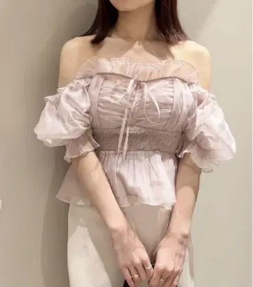 스나이델 개더 프릴 오프숄더 블라우스