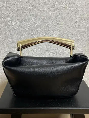 ZARA 메탈릭 핸들 버킷 백