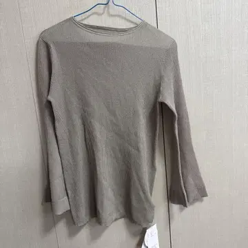 새상품 미라 오웬 리브 베이지 플레어 소매 상의