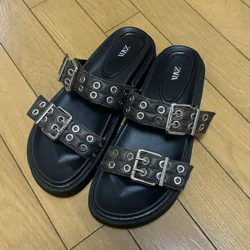 자라 버클이 달린 블랙 샌들