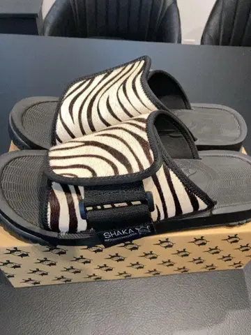 SHAKA 제브라 패턴 샌들