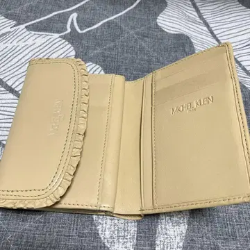 MICHEL KLEIN 프릴 장식 투어링 지갑 베이지