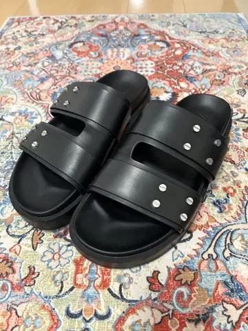 [새상품급] ZARA 스터드 블랙 가죽 샌들 26cm 사이즈 EU41