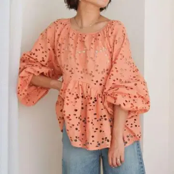 새상품급 언그리드 23ss 자수 레이스 블라우스 페플럼