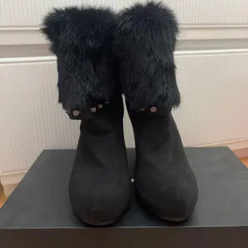 퍼가 달린 블랙 웨지 부츠