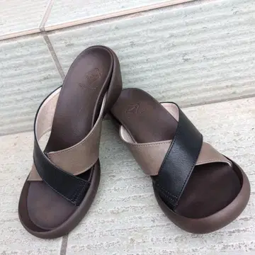리게타 크로스 스트랩 뮬 블랙과 베이지