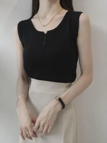 아멜 버튼 목선 리브 탱크 톱 / 블랙