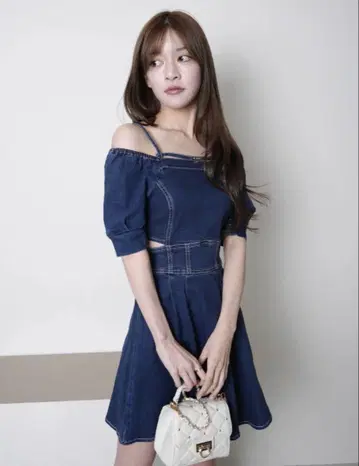LIP SERVICE 사이드 컷 데님 플레어 원피스