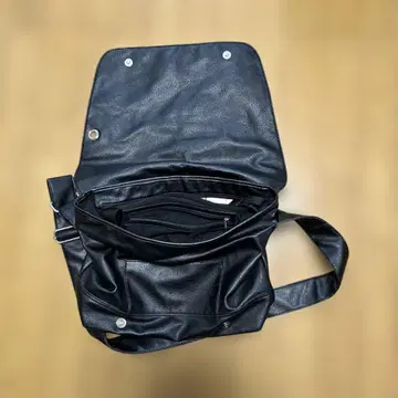 블랙 가죽 숄더백