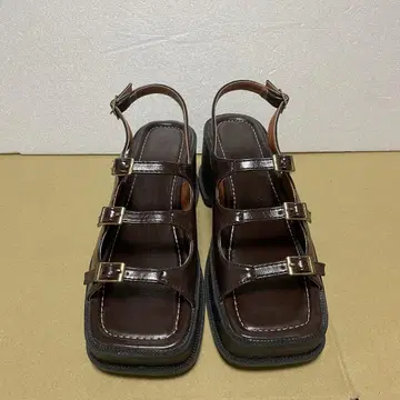 샌들 버클 통굽 웨지 브라운
