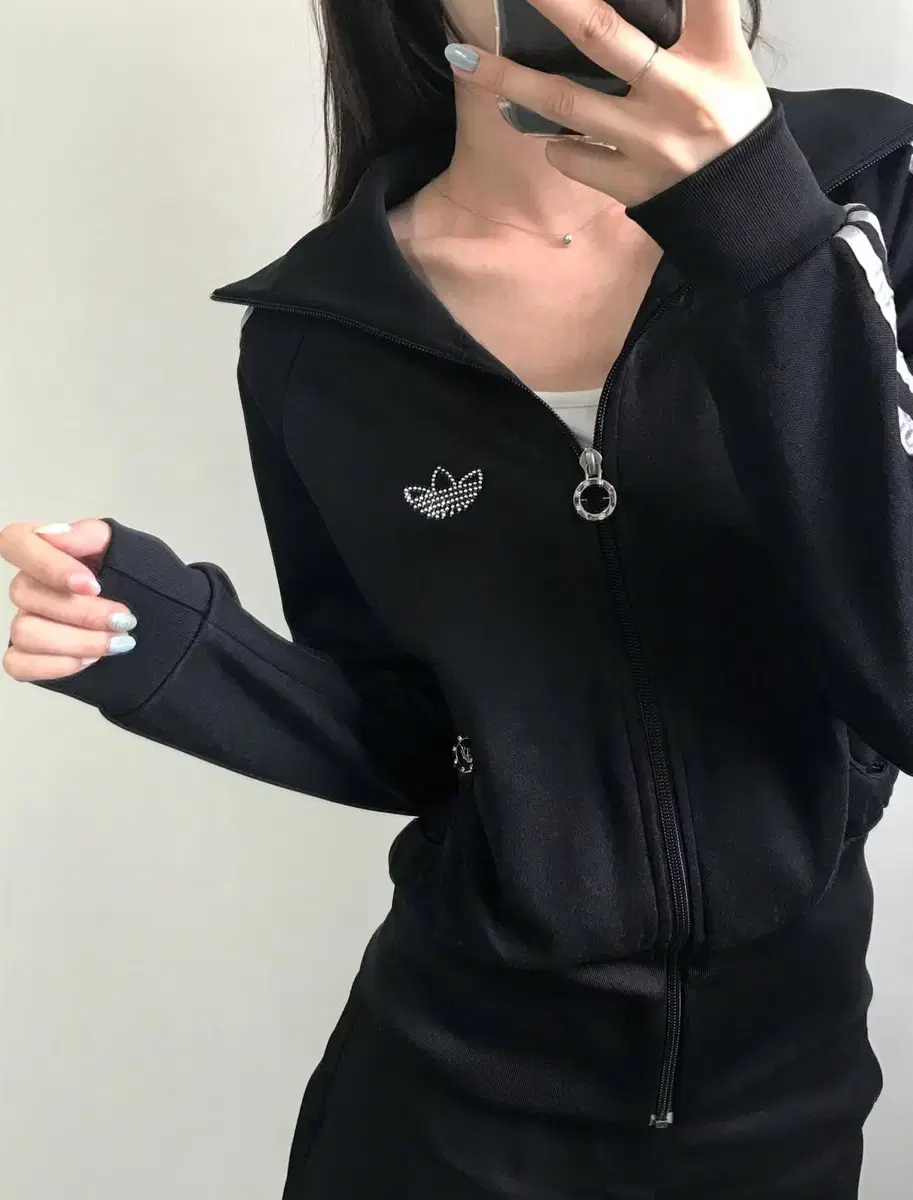 Adidas 아디다스 블랙 실버라인 글리터 로고 우먼 트랙탑