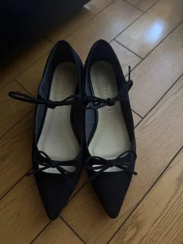 컨디션 최상 루타론 포인트 더블 리본 플랫 펌프스 블랙 22.5cm
