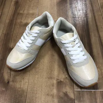 베이지 캐주얼 스니커즈