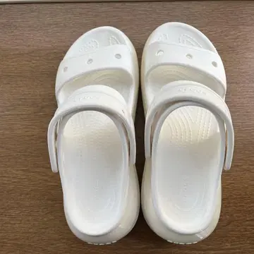 crocs 통굽 화이트 샌들 백스트랩 포함