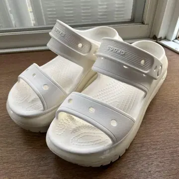 crocs 통굽 화이트 샌들 백스트랩 포함