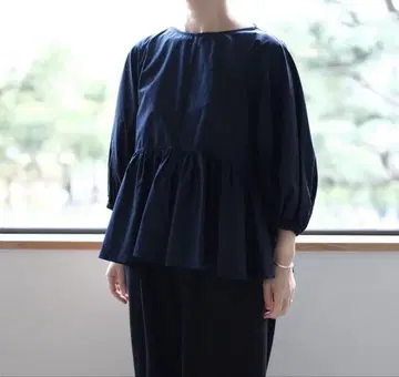 TENNE HANDCRAFTED MODERN 볼륨 슬리브 풀오버