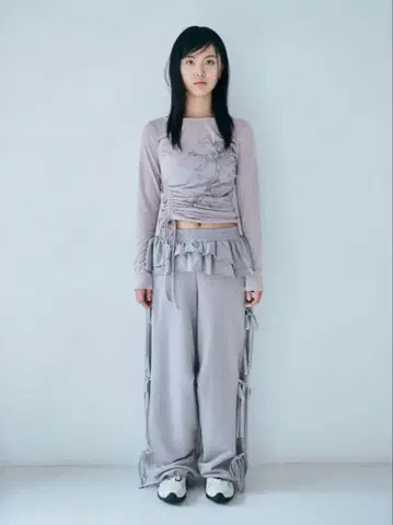 피부에 부드럽게 감싸는 프릴 스커트 조거 팬츠